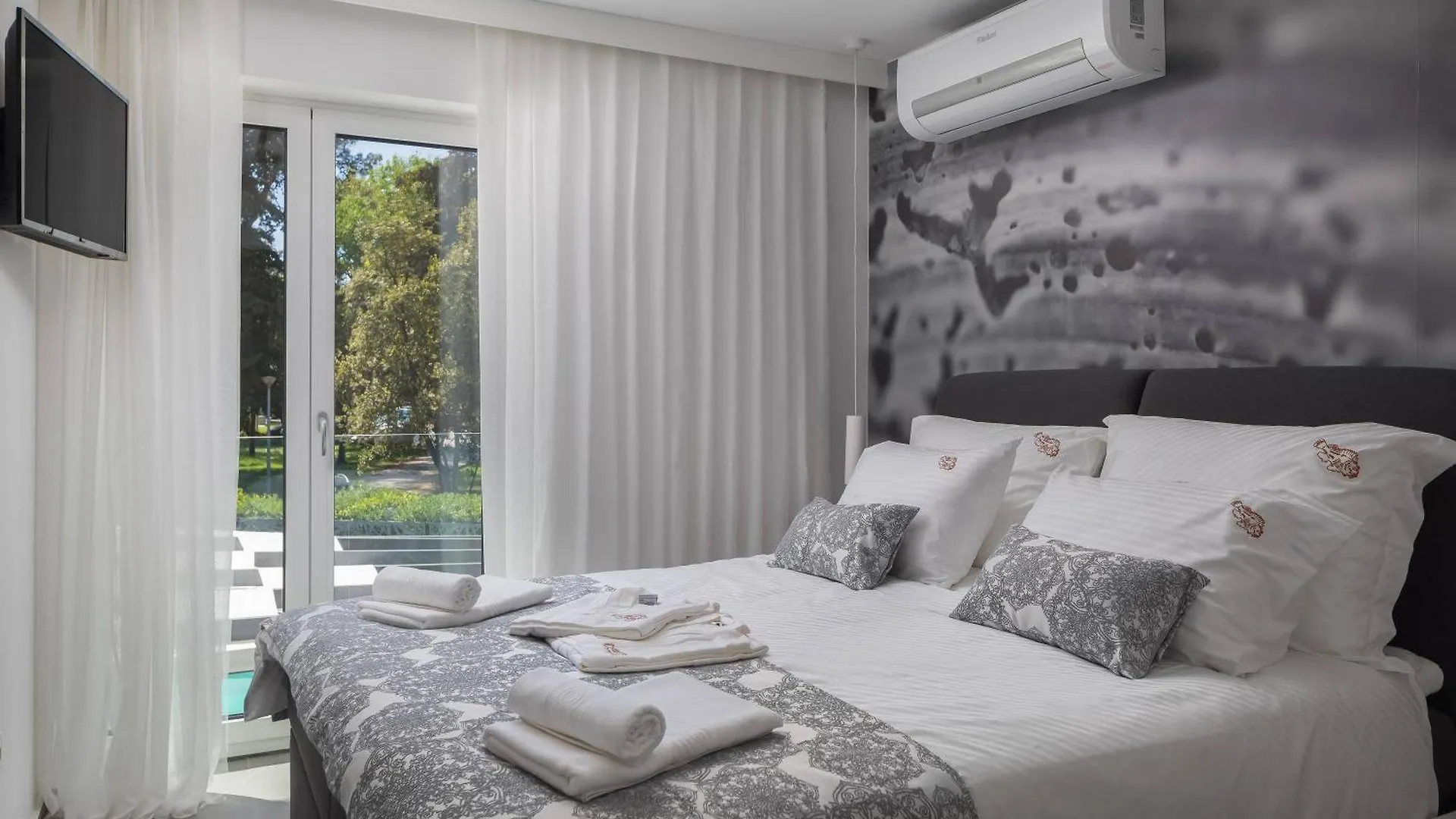 Stunning Villa Scorpaena With Swimming Pool Задар