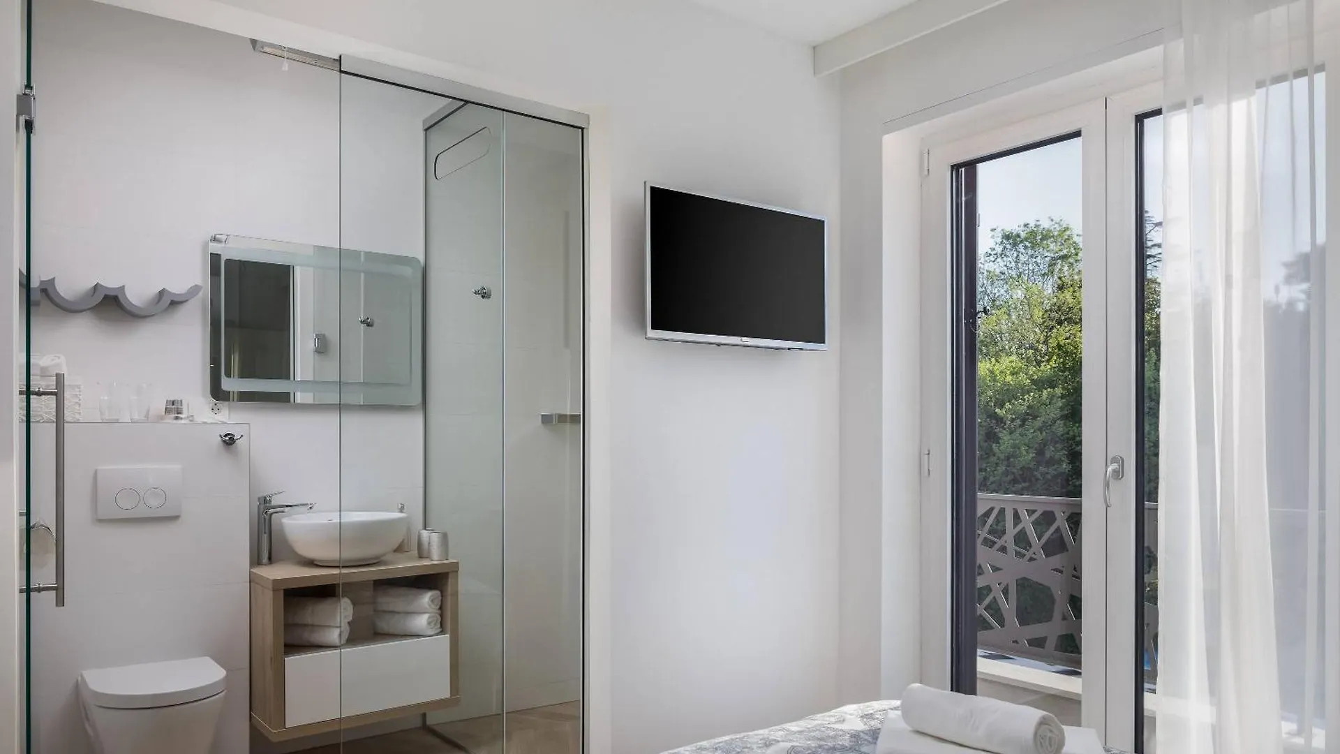 Stunning Villa Scorpaena With Swimming Pool Задар